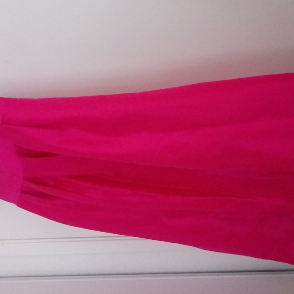 BEAUTIFUL Hot pink High/low skirt. - Picture 2 of 7
